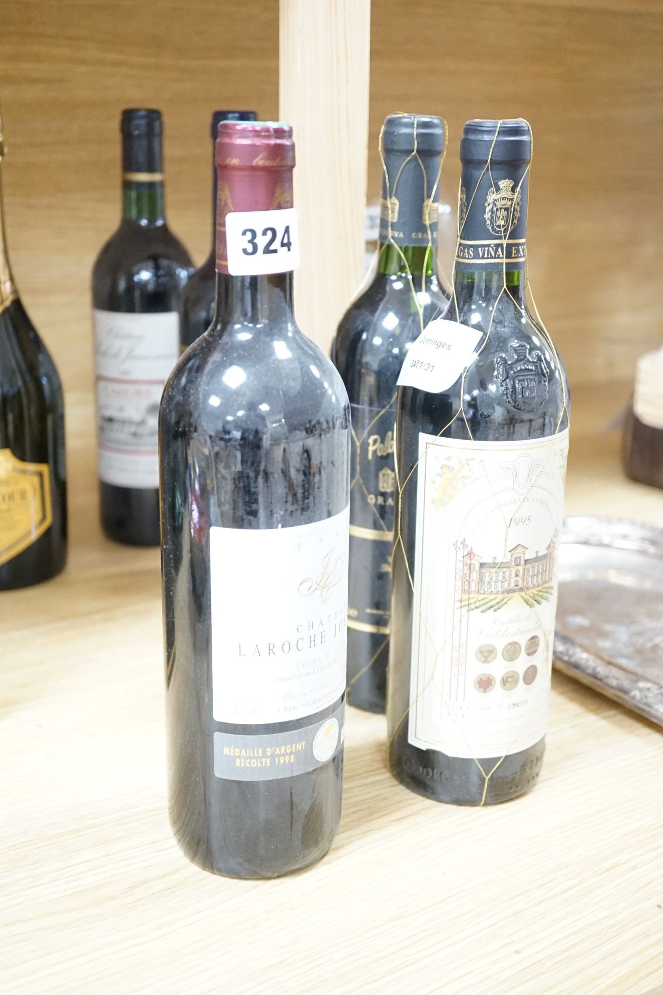 A bottle of Tattinger Champagne, wines, etc. (10)